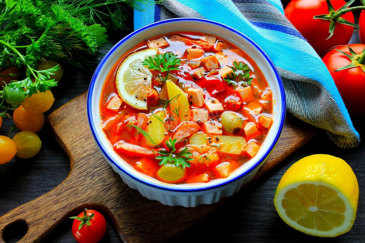Шаг 15 приготовления Суп солянка с оливками колбасой лимоном и огурцами