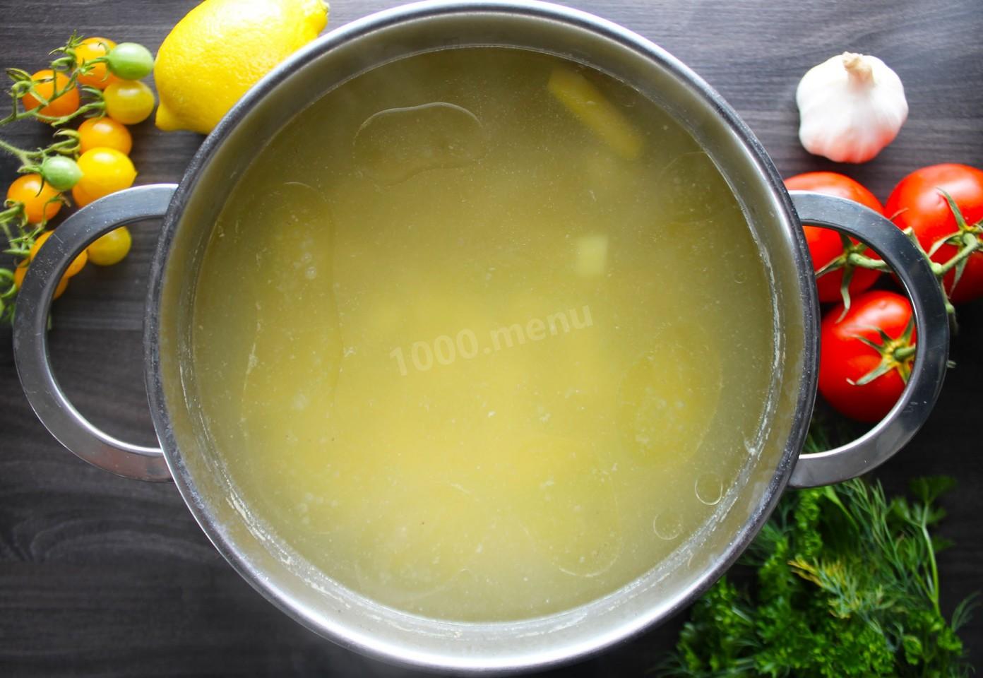 Шаг 4 приготовления Суп солянка с оливками колбасой лимоном и огурцами