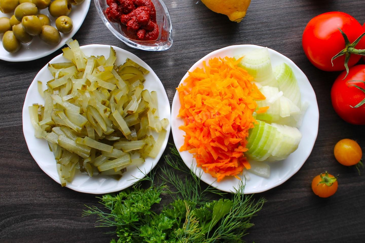 Шаг 5 приготовления Суп солянка с оливками колбасой лимоном и огурцами