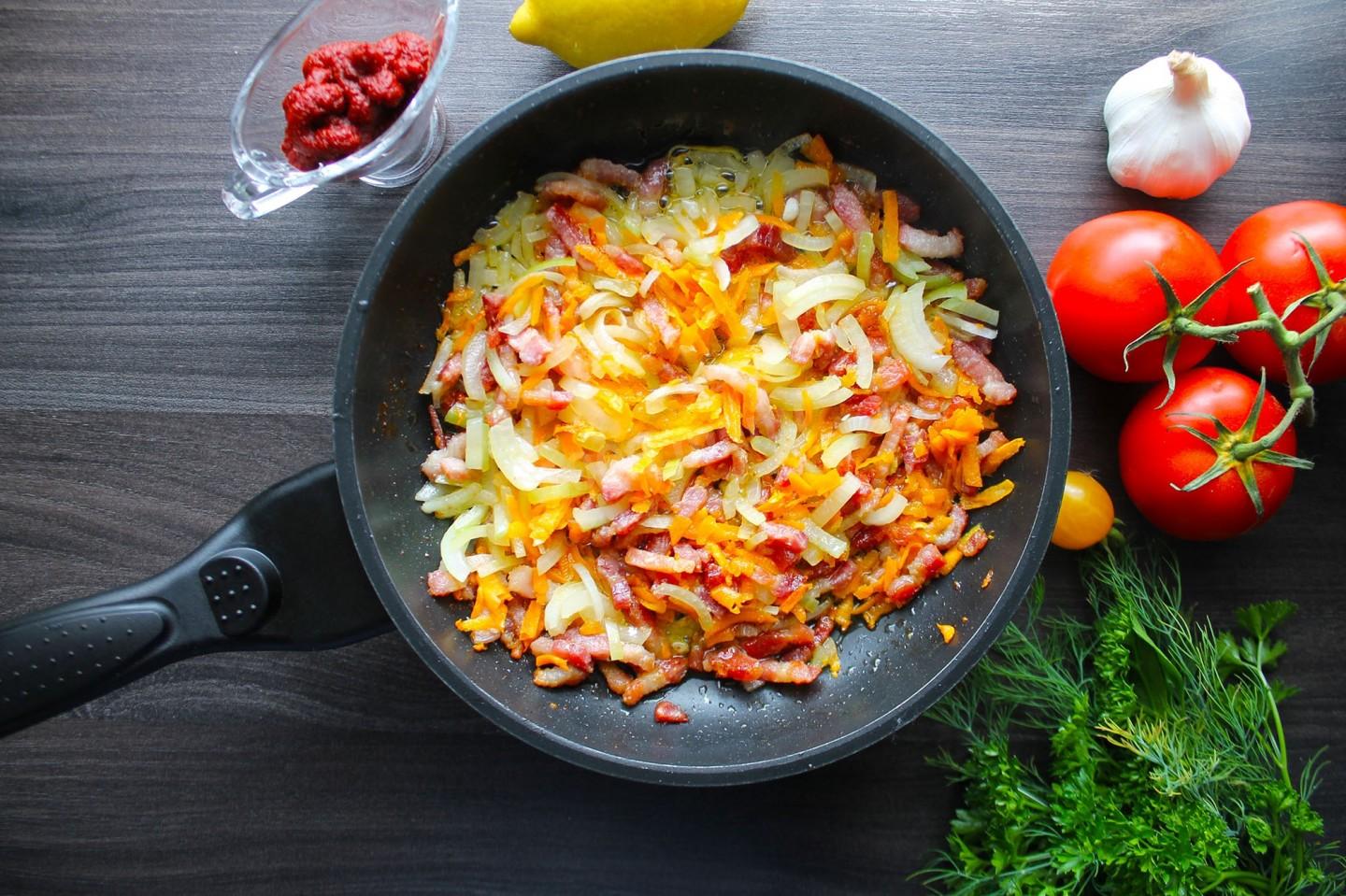 Шаг 7 приготовления Суп солянка с оливками колбасой лимоном и огурцами
