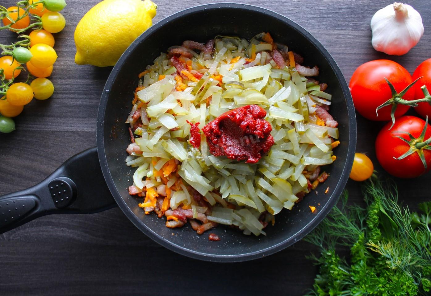 Шаг 8 приготовления Суп солянка с оливками колбасой лимоном и огурцами