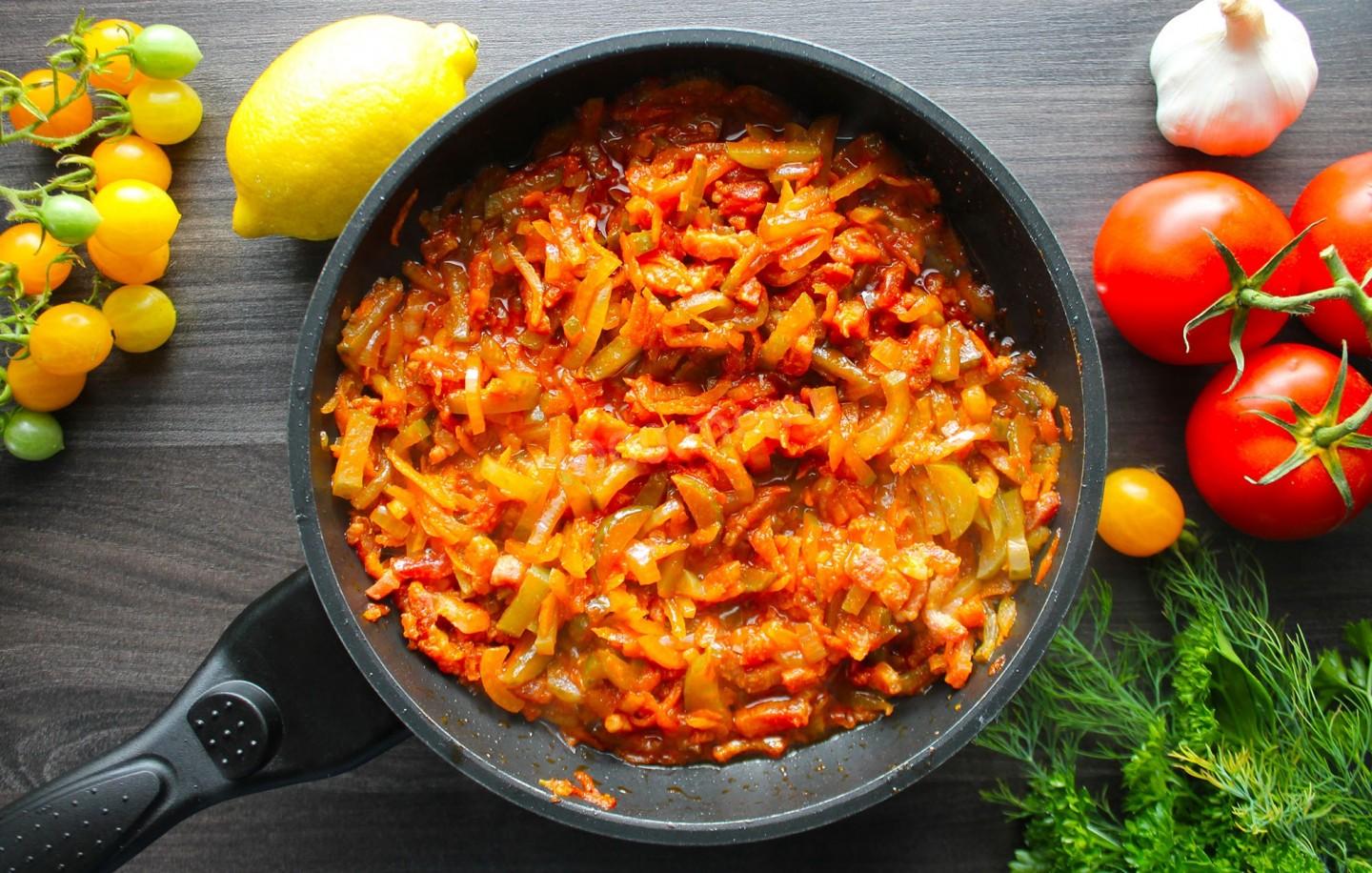 Шаг 9 приготовления Суп солянка с оливками колбасой лимоном и огурцами