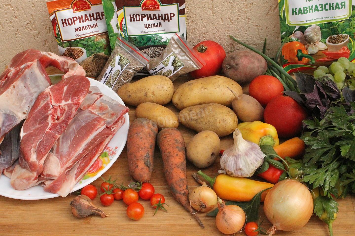 Шаг 1 приготовления Шурпа из баранины в казане на костре