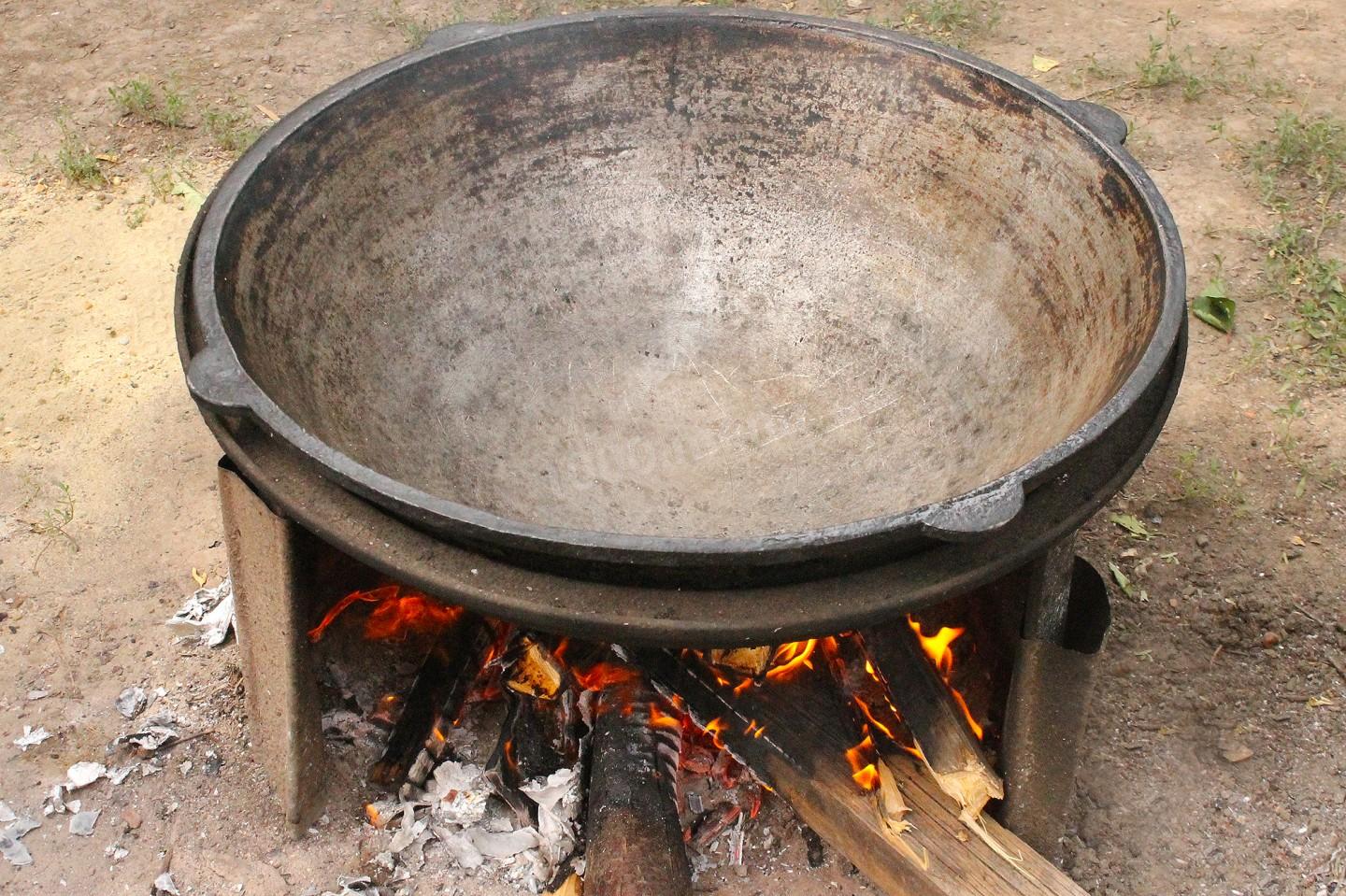 Шаг 2 приготовления Шурпа из баранины в казане на костре