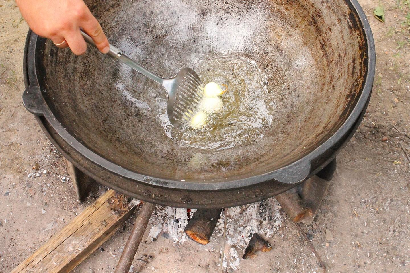 Шаг 5 приготовления Шурпа из баранины в казане на костре