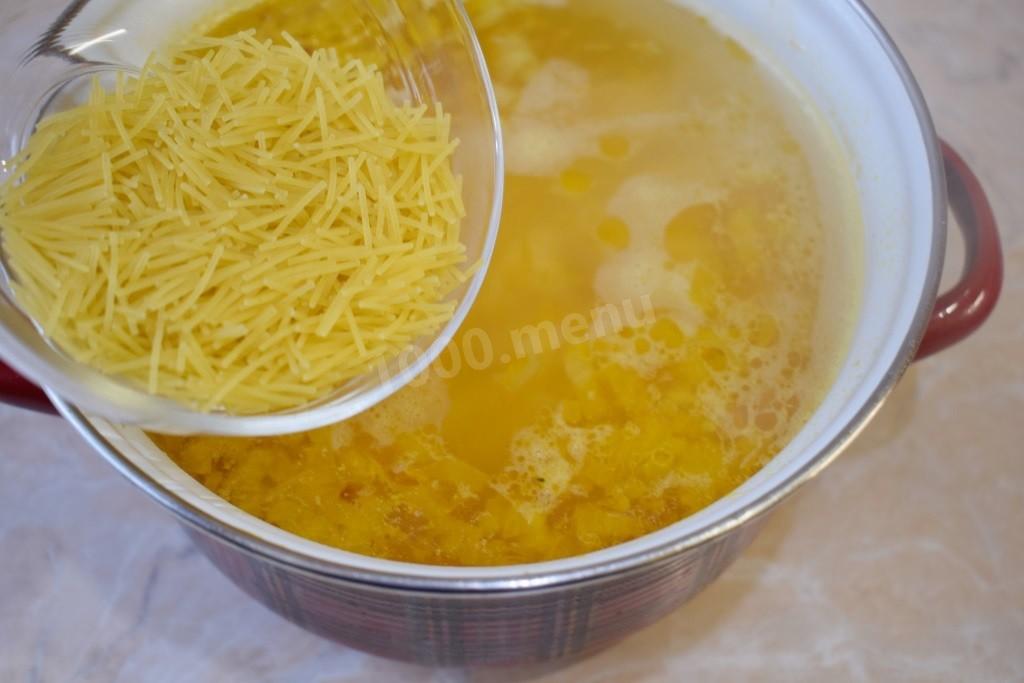 Шаг 5 приготовления Суп с вермишелью и курицей