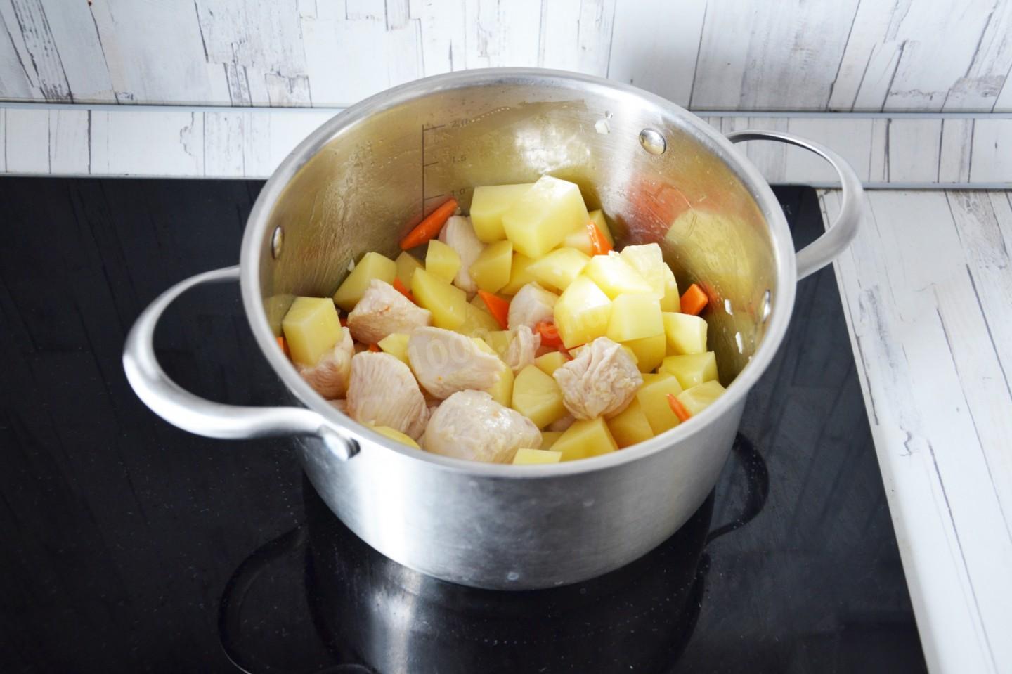 Шаг 6 приготовления Куриный суп с лапшой и картошкой