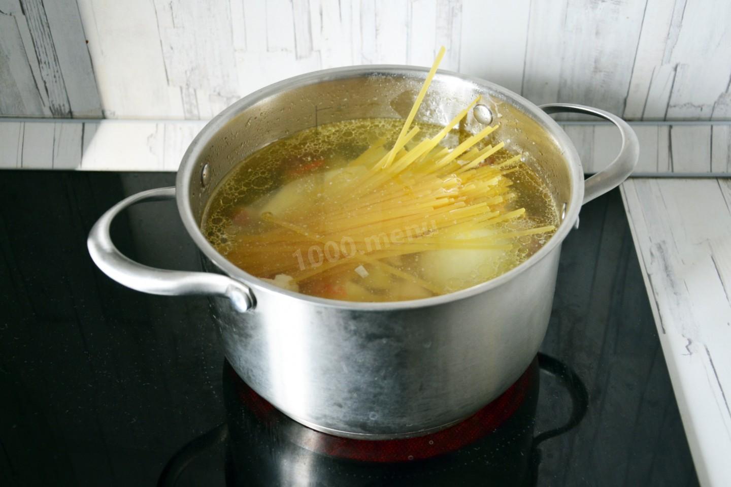 Шаг 8 приготовления Куриный суп с лапшой и картошкой
