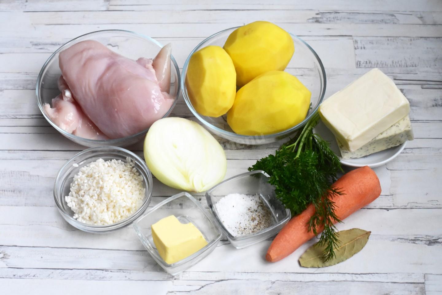 Шаг 1 приготовления Сырный суп с курицей и плавленным сыром