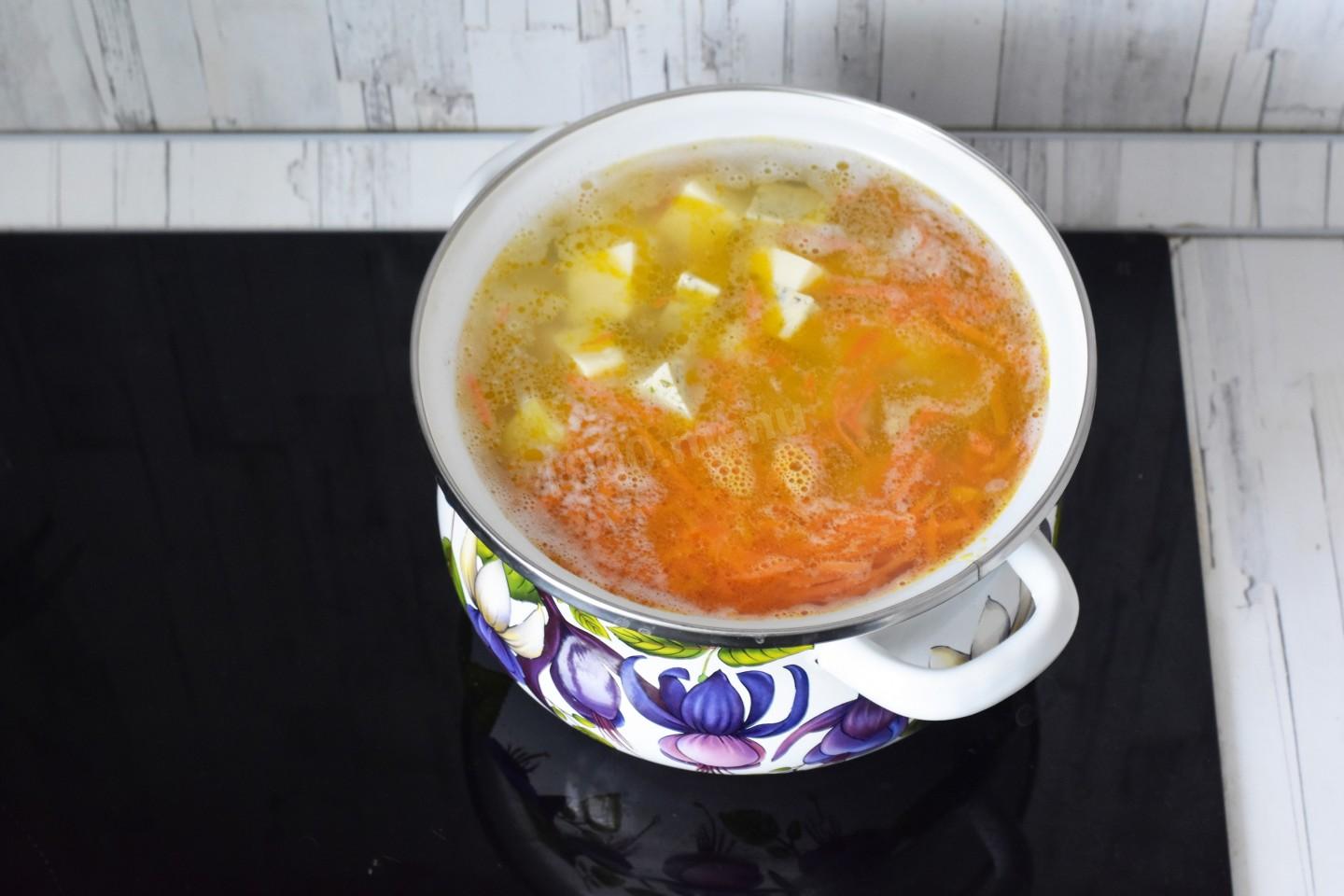 Шаг 12 приготовления Сырный суп с курицей и плавленным сыром