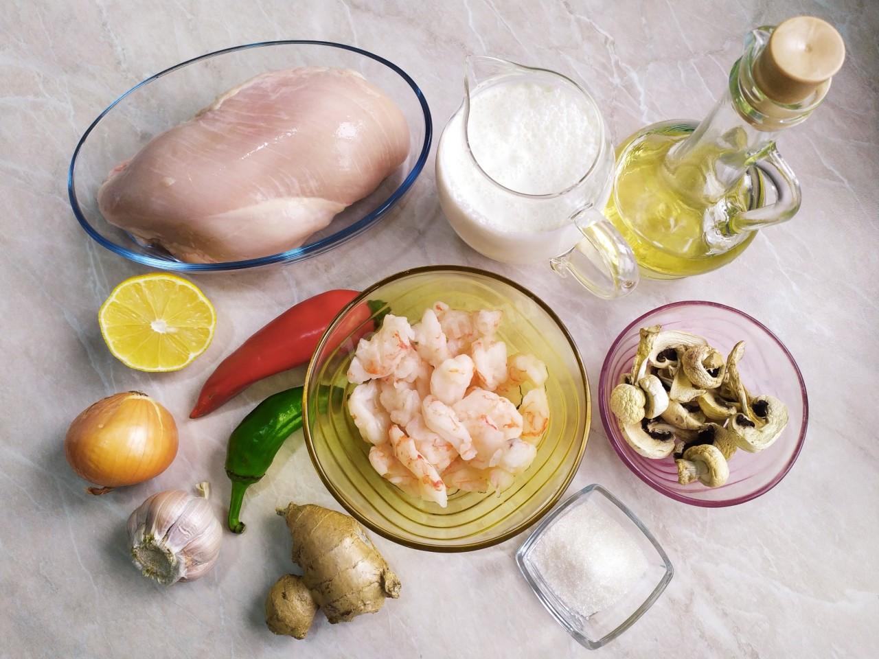 Шаг 1 приготовления Суп том ям с курицей