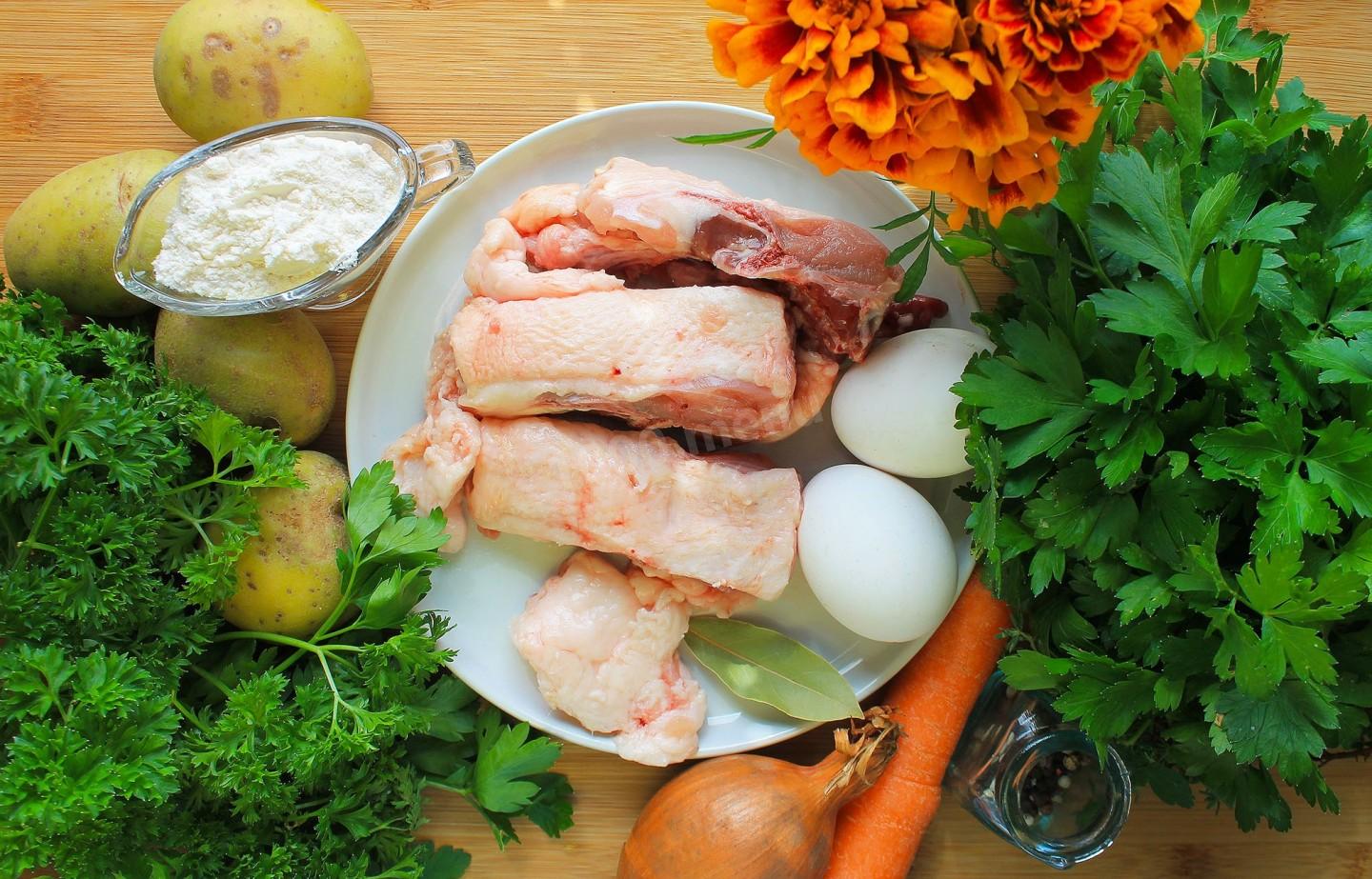 Шаг 1 приготовления Суп затируха с курицей на яйцах