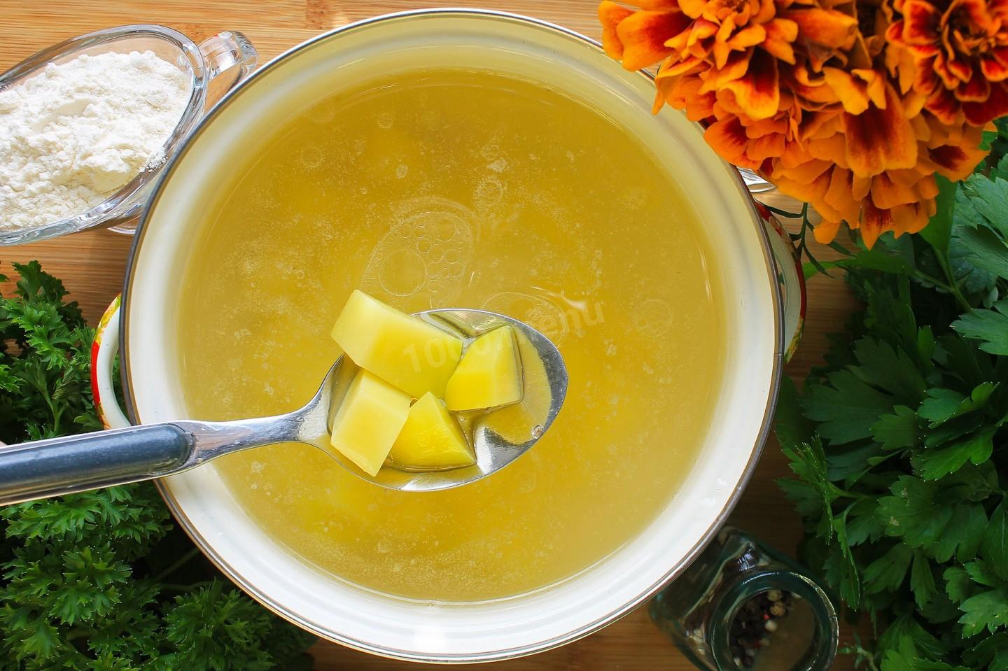 Шаг 4 приготовления Суп затируха с курицей на яйцах