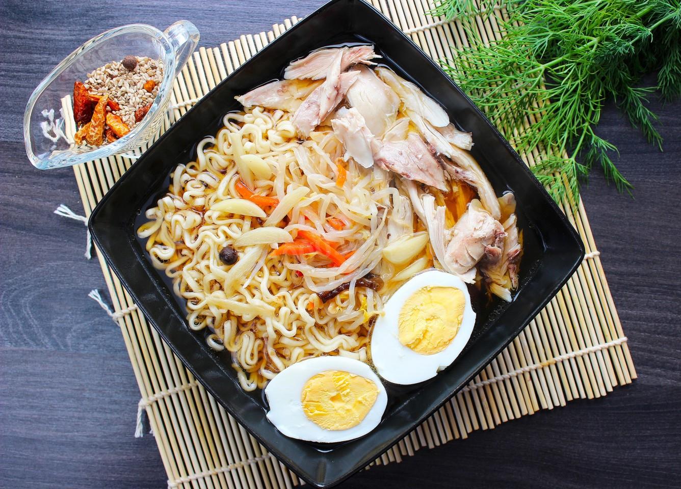 Шаг 11 приготовления Суп рамен с курицей