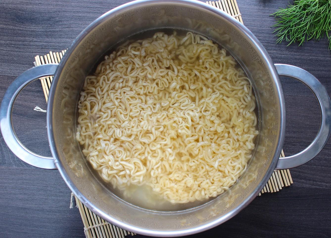 Шаг 7 приготовления Суп рамен с курицей