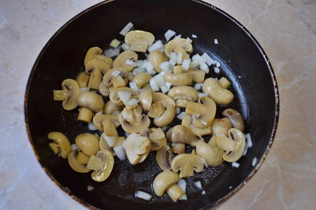 Шаг 4 приготовления Грибной суп с курицей из шампиньонов с картошкой