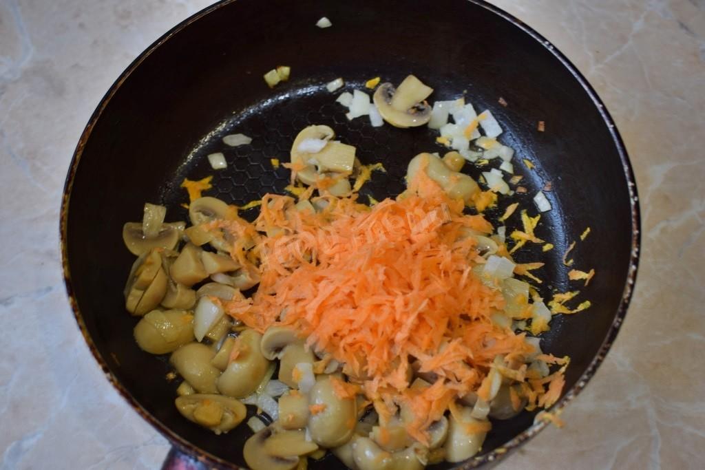 Шаг 5 приготовления Грибной суп с курицей из шампиньонов с картошкой