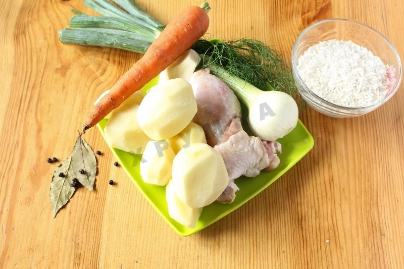 Шаг 1 приготовления Куриный суп с рисом и картошкой