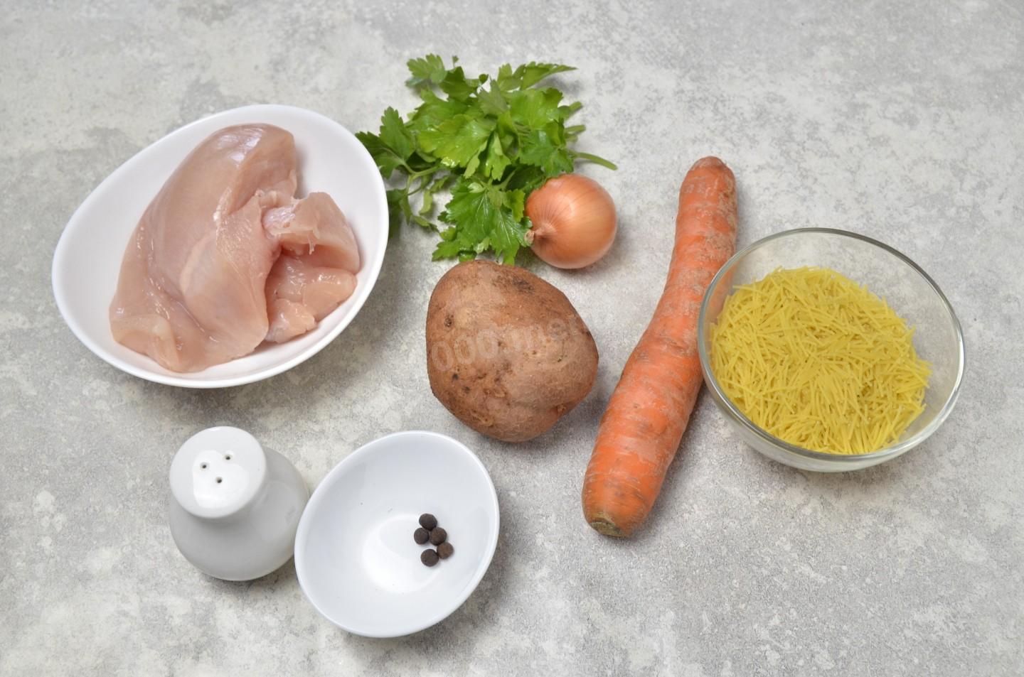 Шаг 1 приготовления Суп из куриного филе с картошкой и вермишелью