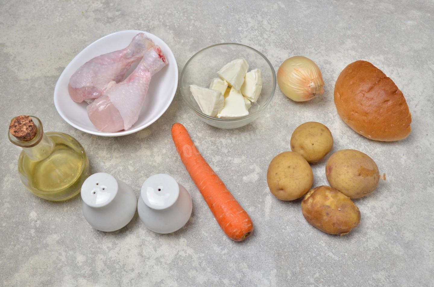 Шаг 1 приготовления Сырный суп с сухариками и курицей