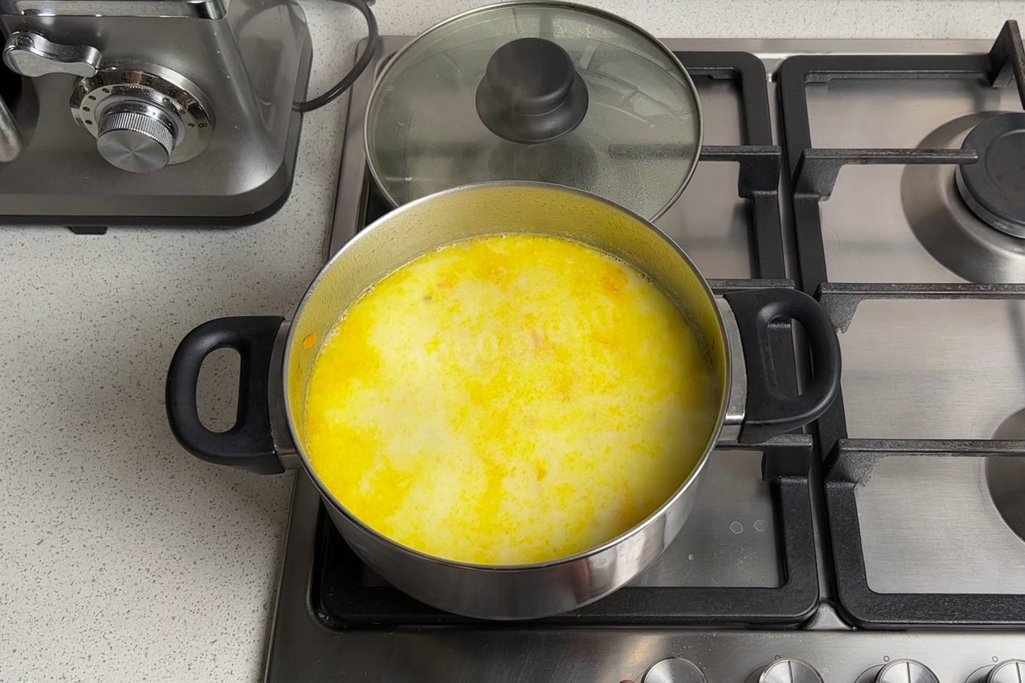 Шаг 10 приготовления Сырный суп с сухариками и курицей