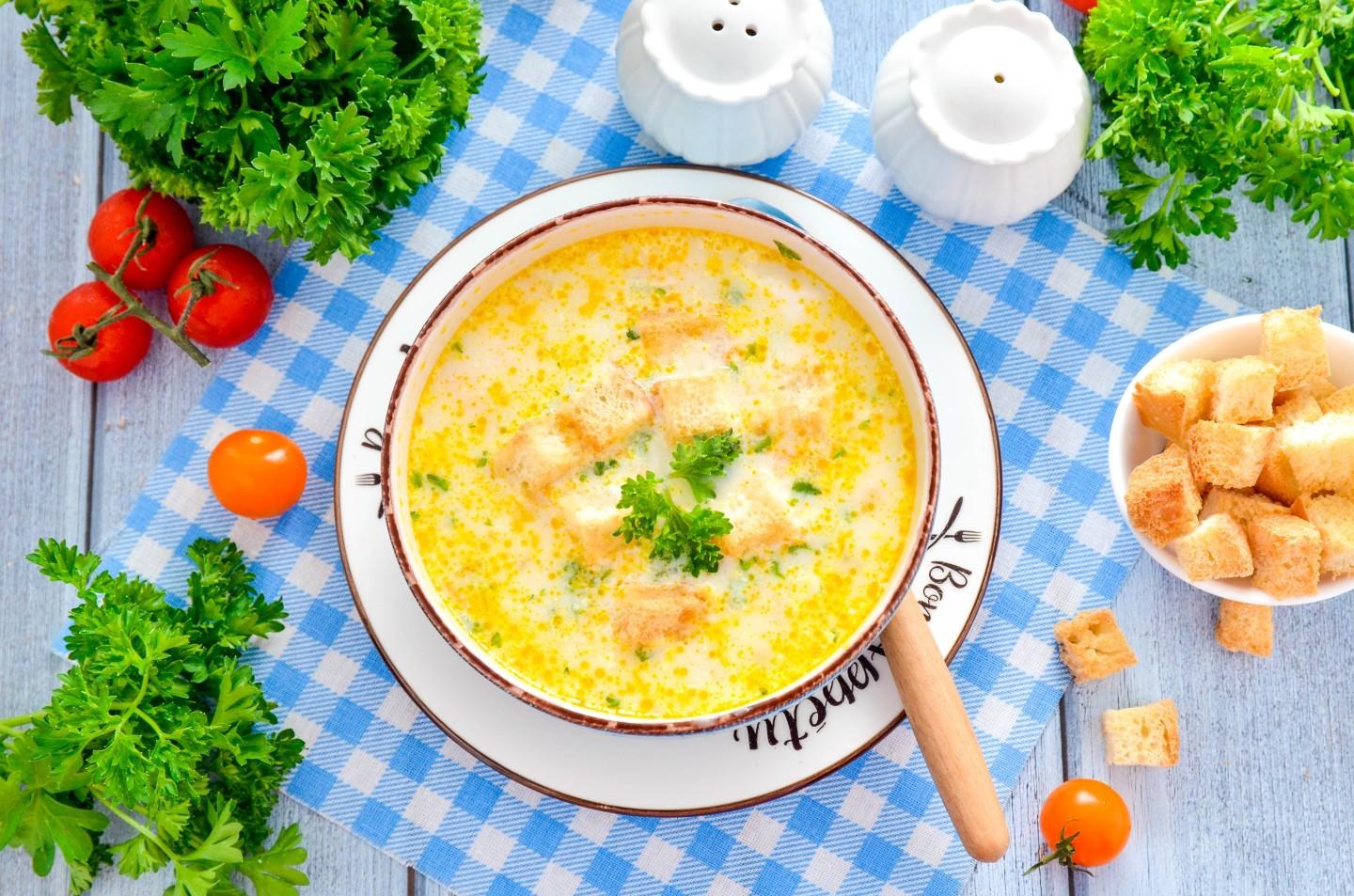 Шаг 11 приготовления Сырный суп с сухариками и курицей