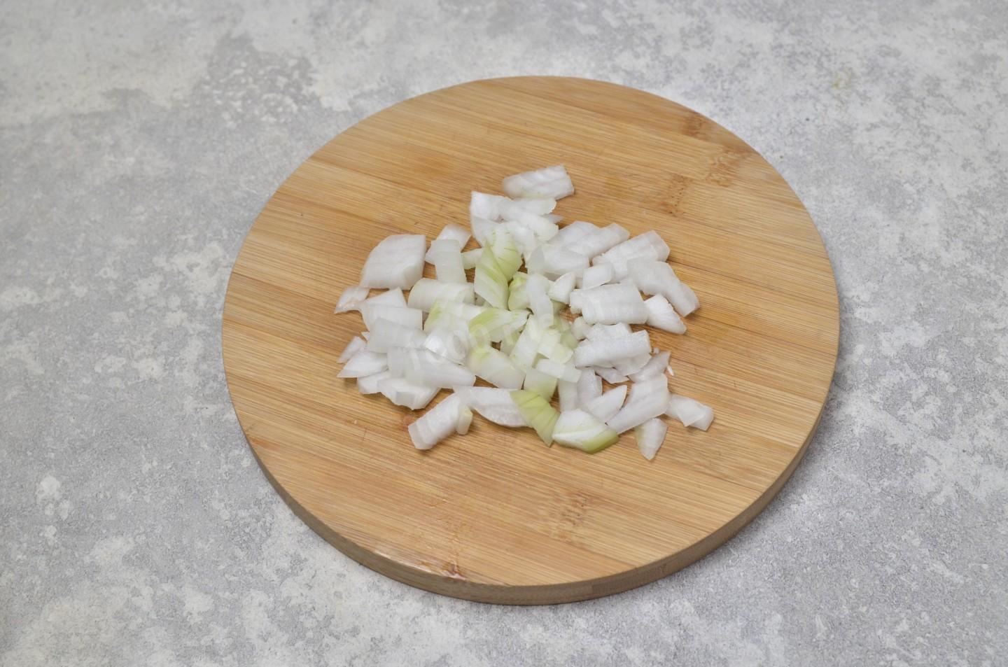 Шаг 5 приготовления Сырный суп с сухариками и курицей