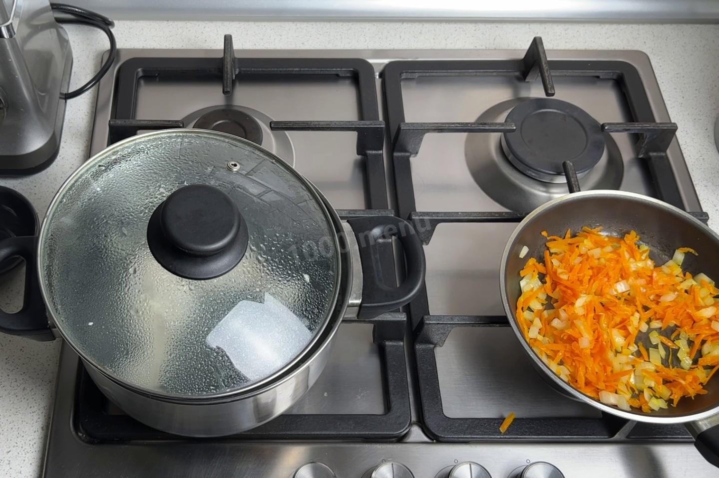 Шаг 8 приготовления Сырный суп с сухариками и курицей