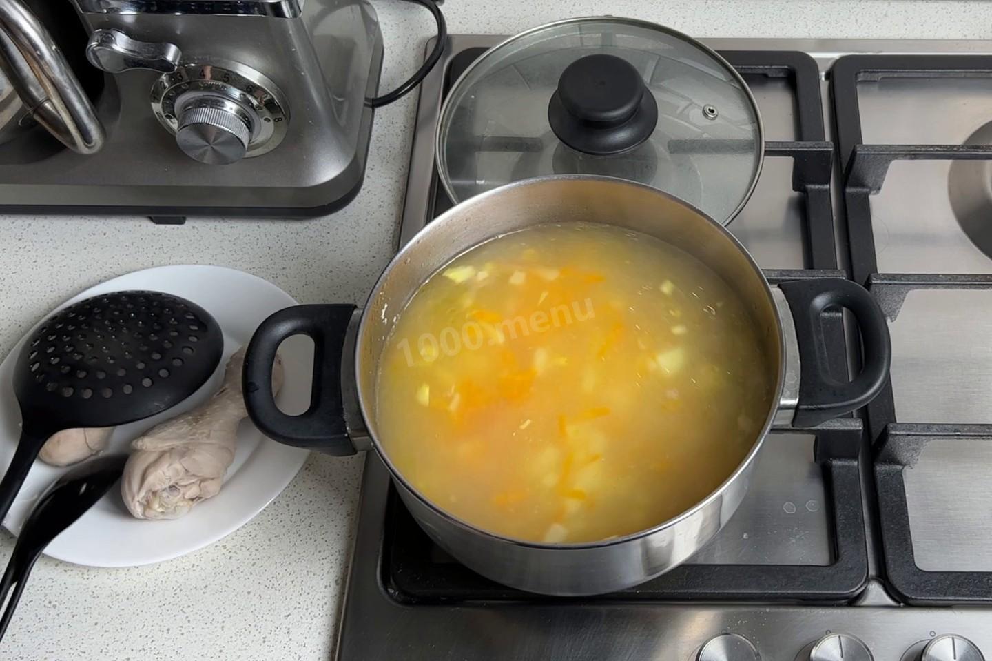 Шаг 9 приготовления Сырный суп с сухариками и курицей