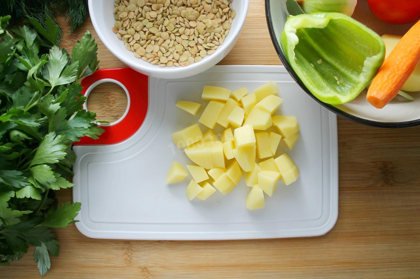 Шаг 5 приготовления Суп из зеленой чечевицы с курицей