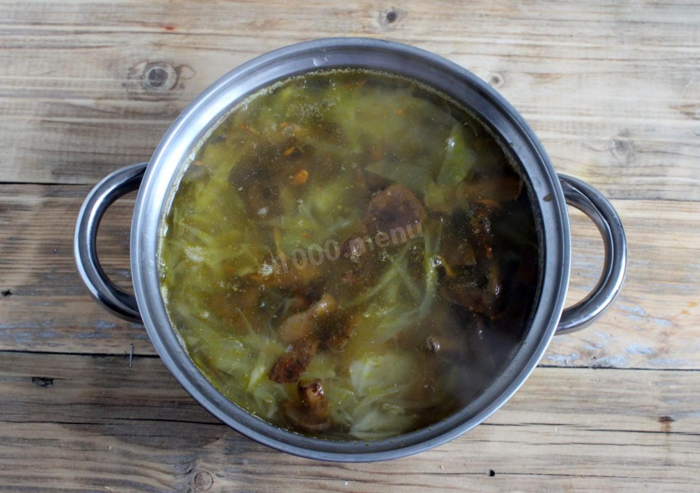 Шаг 9 приготовления Щи с грибами и свежей капустой