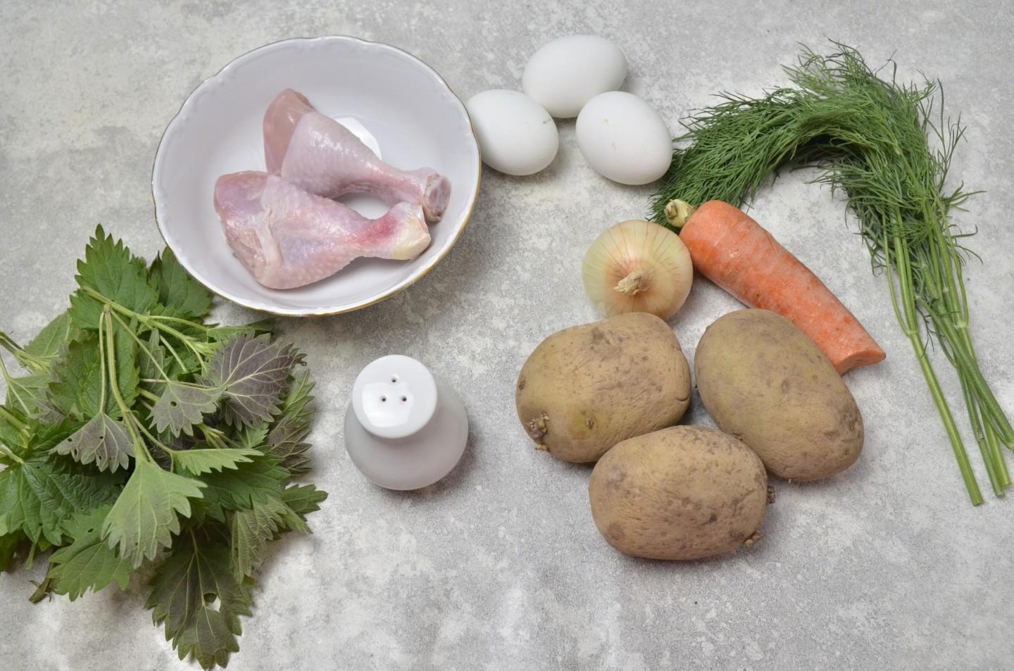 Шаг 1 приготовления Суп из крапивы с яйцом картофелем и курицей