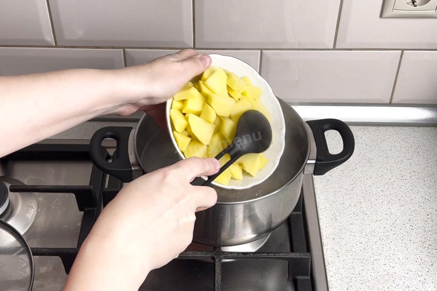 Шаг 10 приготовления Суп из крапивы с яйцом картофелем и курицей