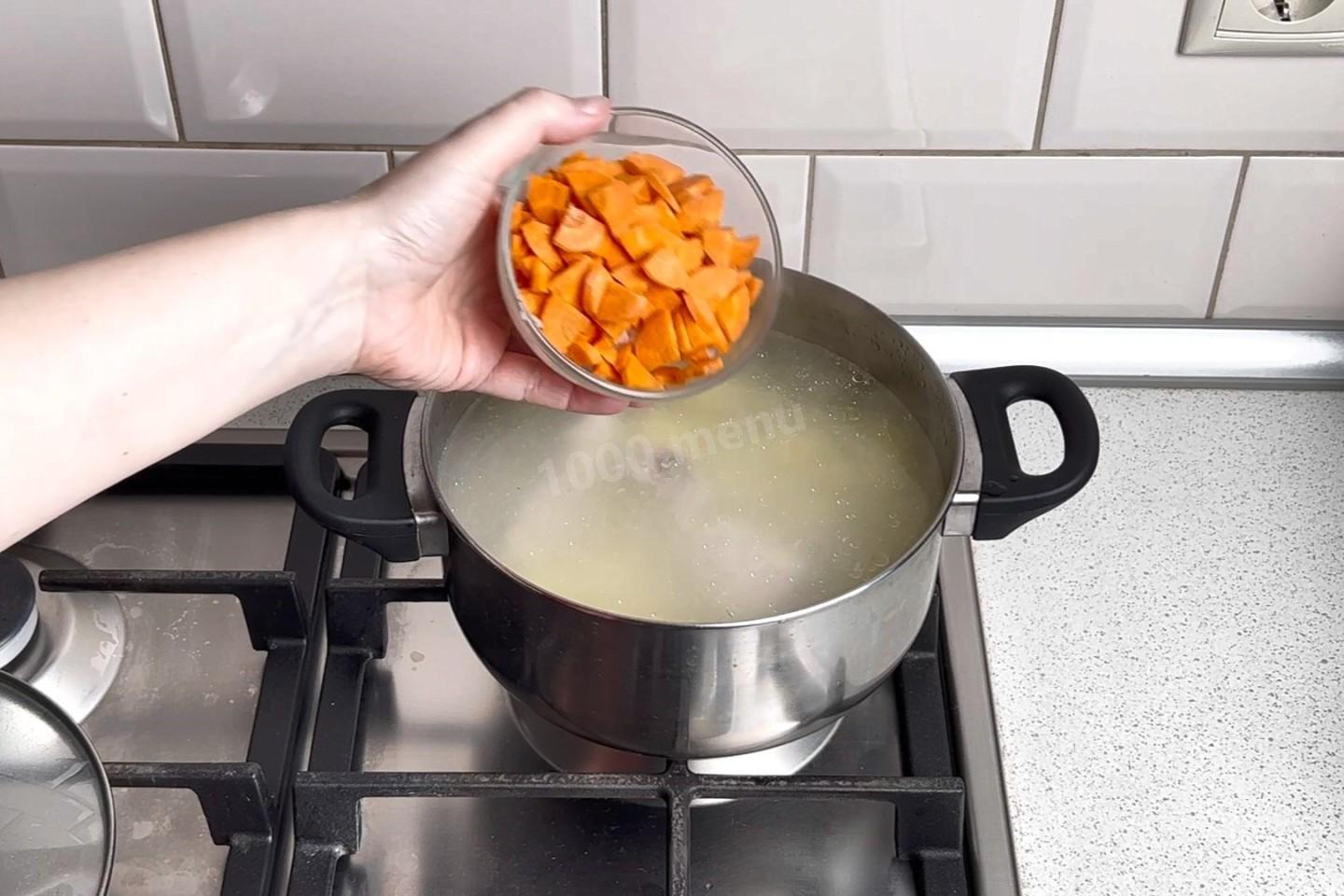 Шаг 11 приготовления Суп из крапивы с яйцом картофелем и курицей