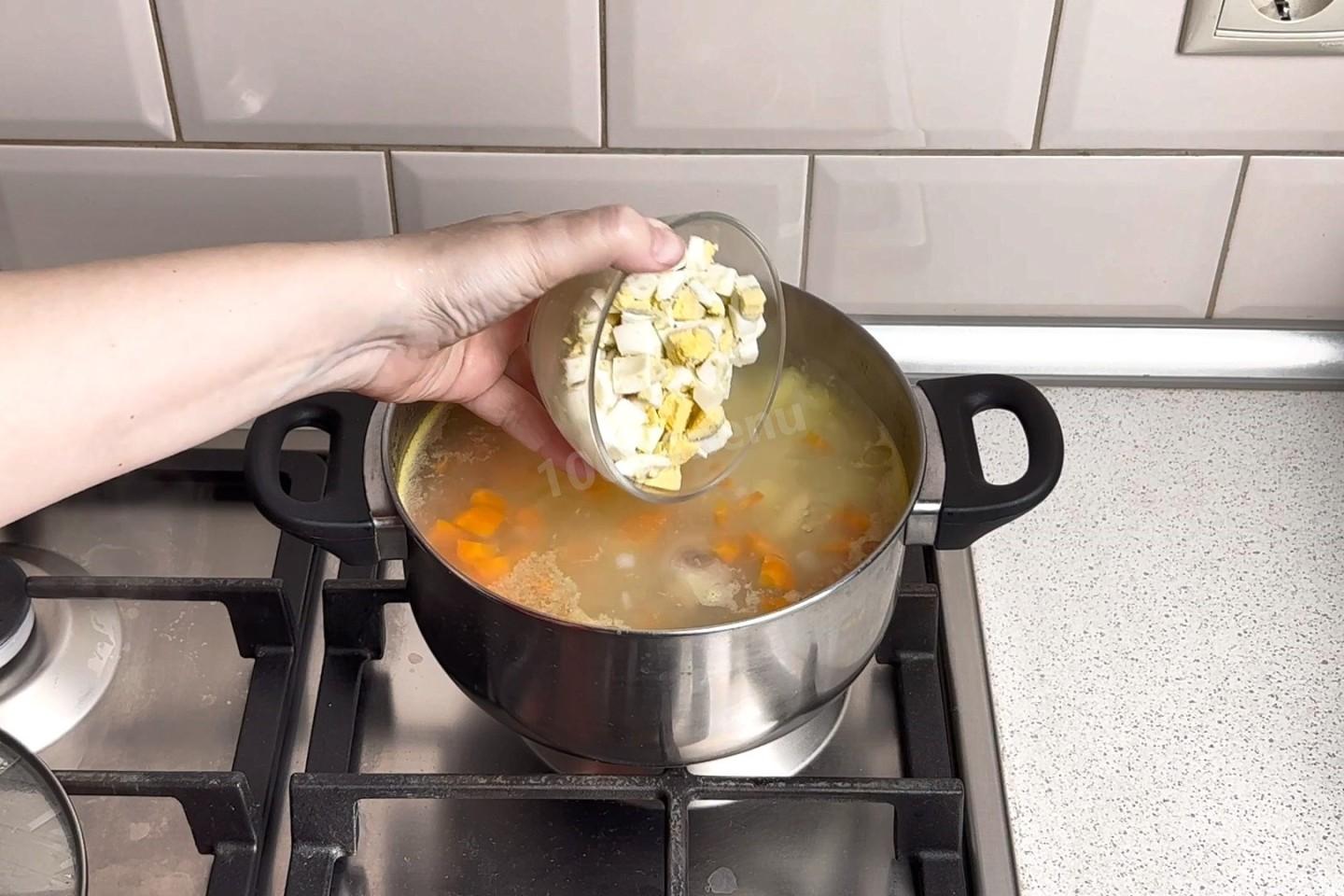 Шаг 12 приготовления Суп из крапивы с яйцом картофелем и курицей