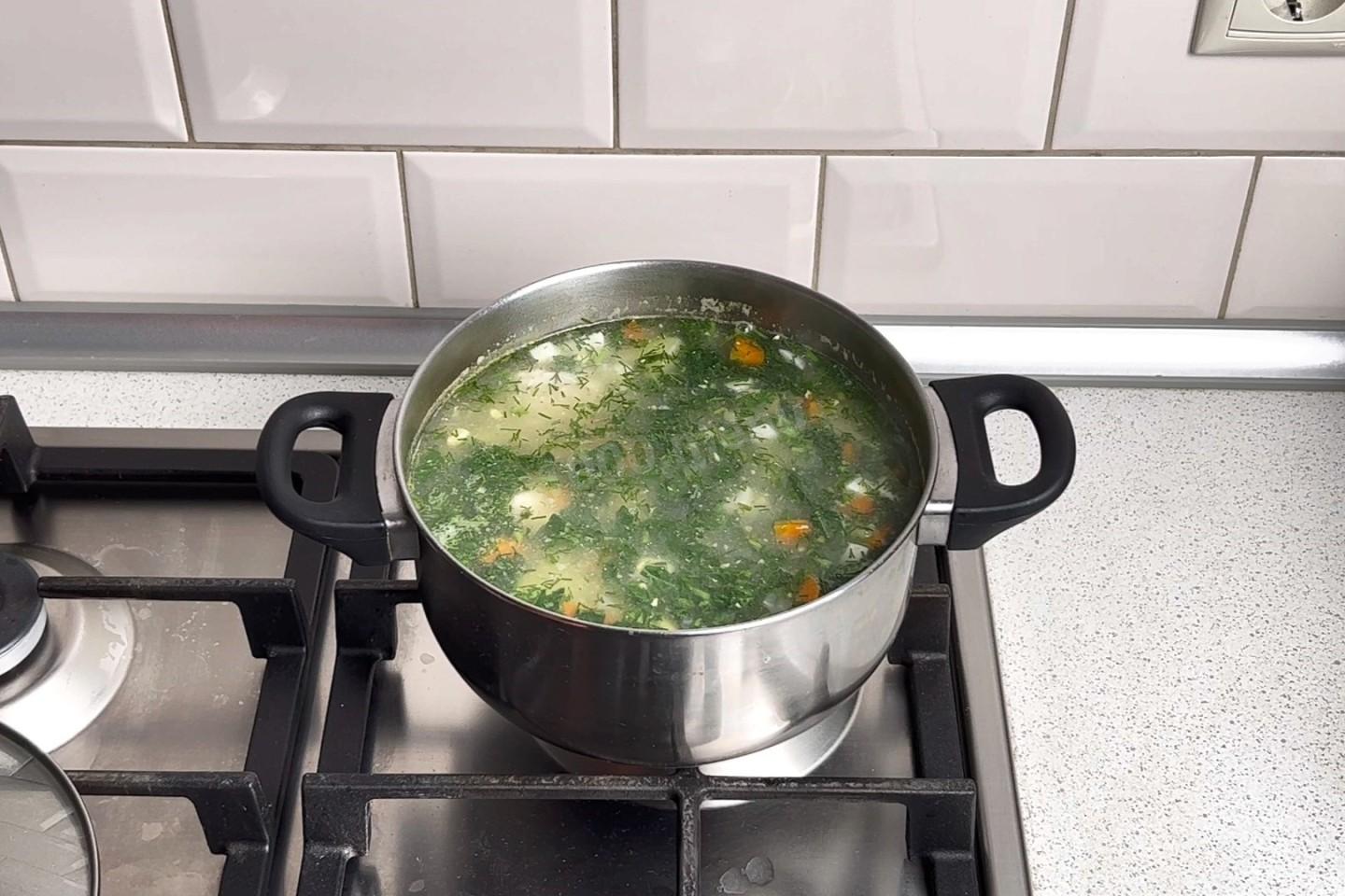 Шаг 13 приготовления Суп из крапивы с яйцом картофелем и курицей