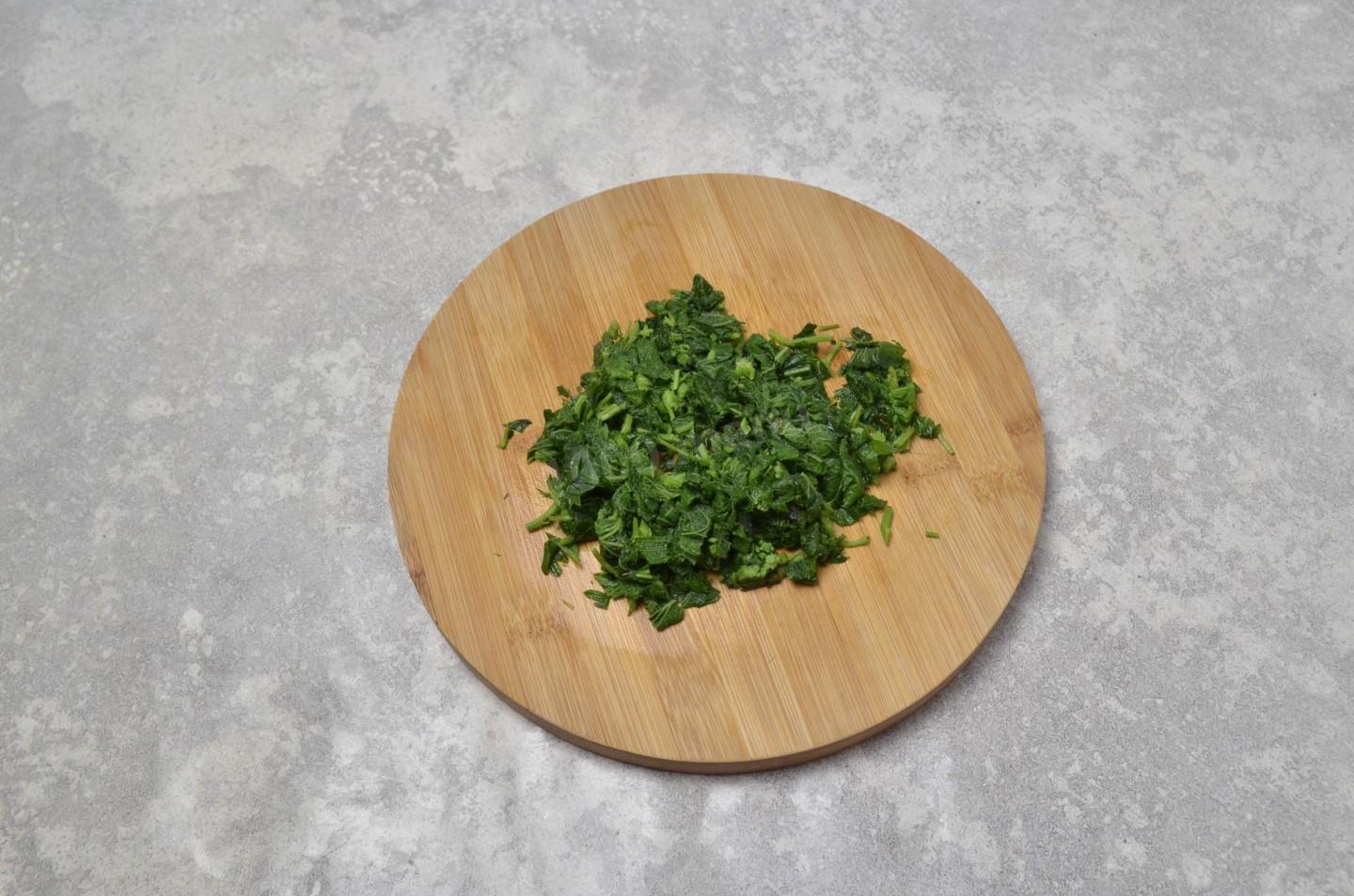 Шаг 3 приготовления Суп из крапивы с яйцом картофелем и курицей