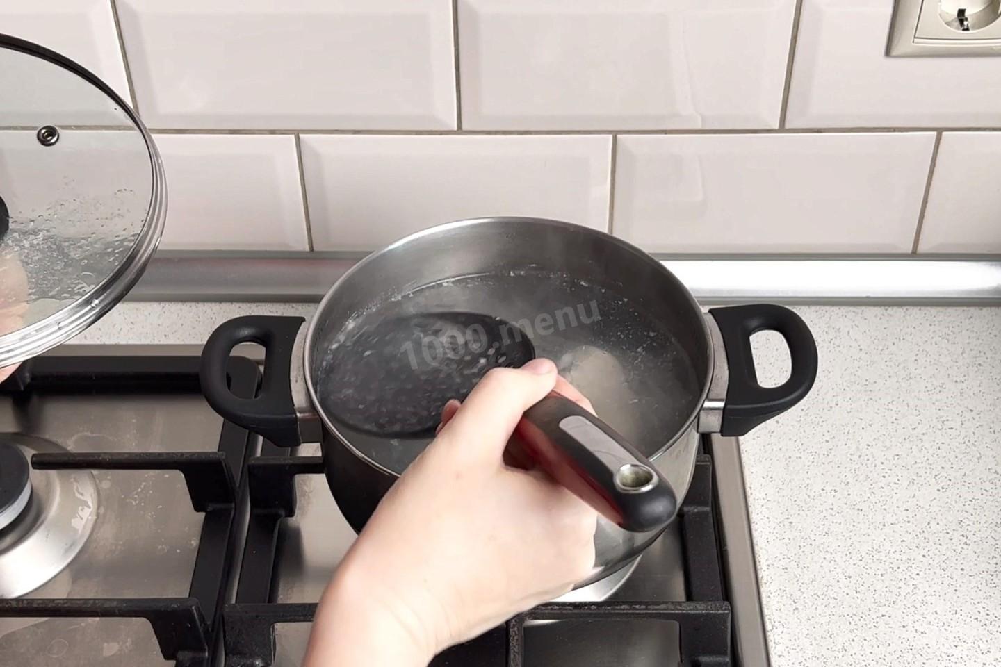 Шаг 5 приготовления Суп из крапивы с яйцом картофелем и курицей