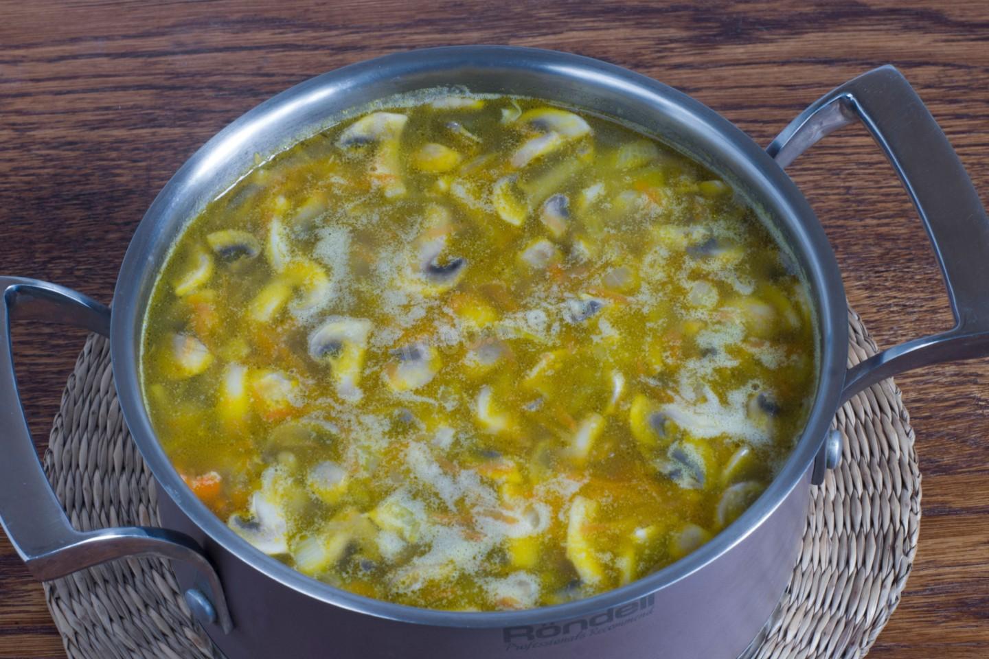 Шаг 9 приготовления Грибной суп с перловкой и картошкой