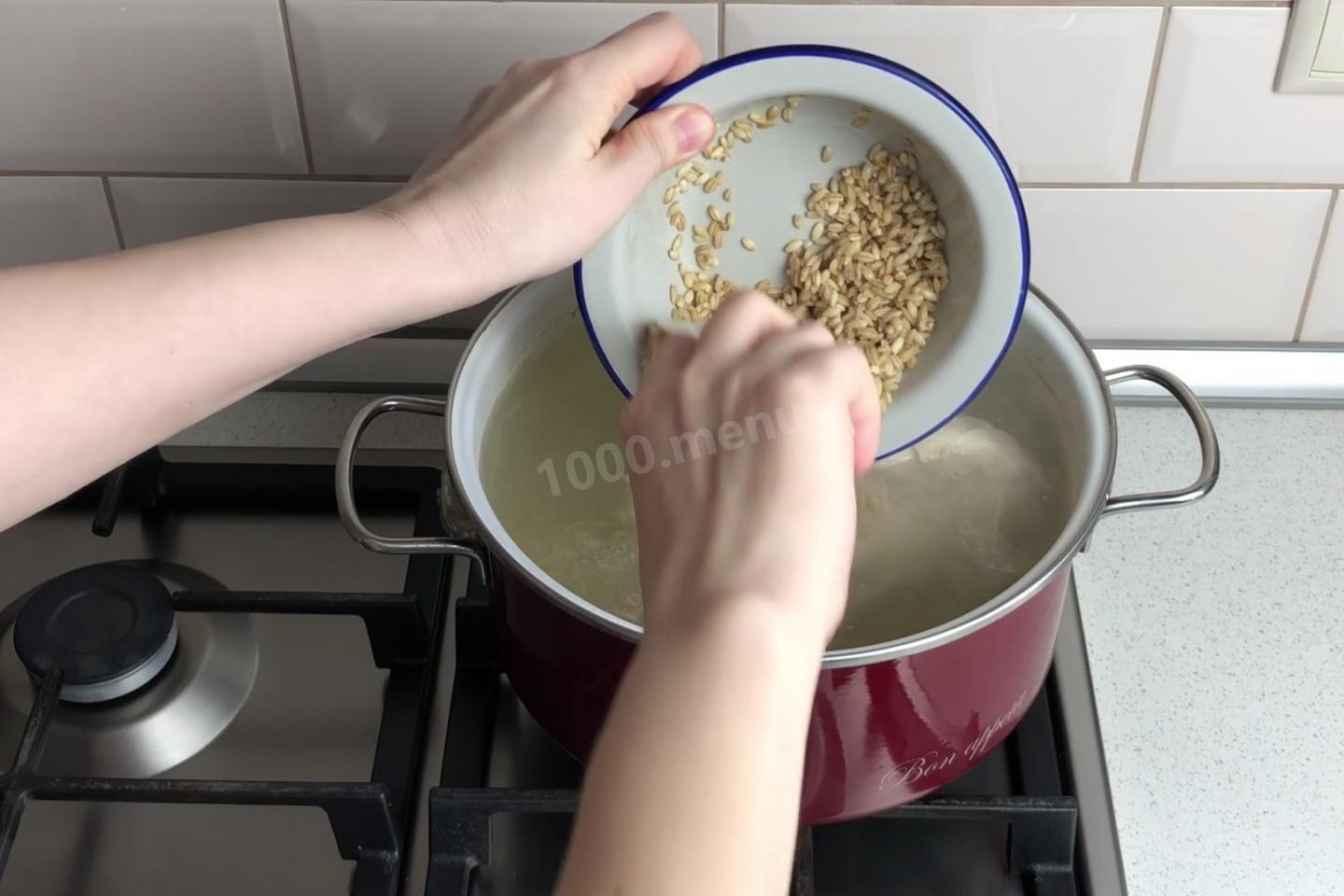 Шаг 5 приготовления Рассольник со свининой и перловкой