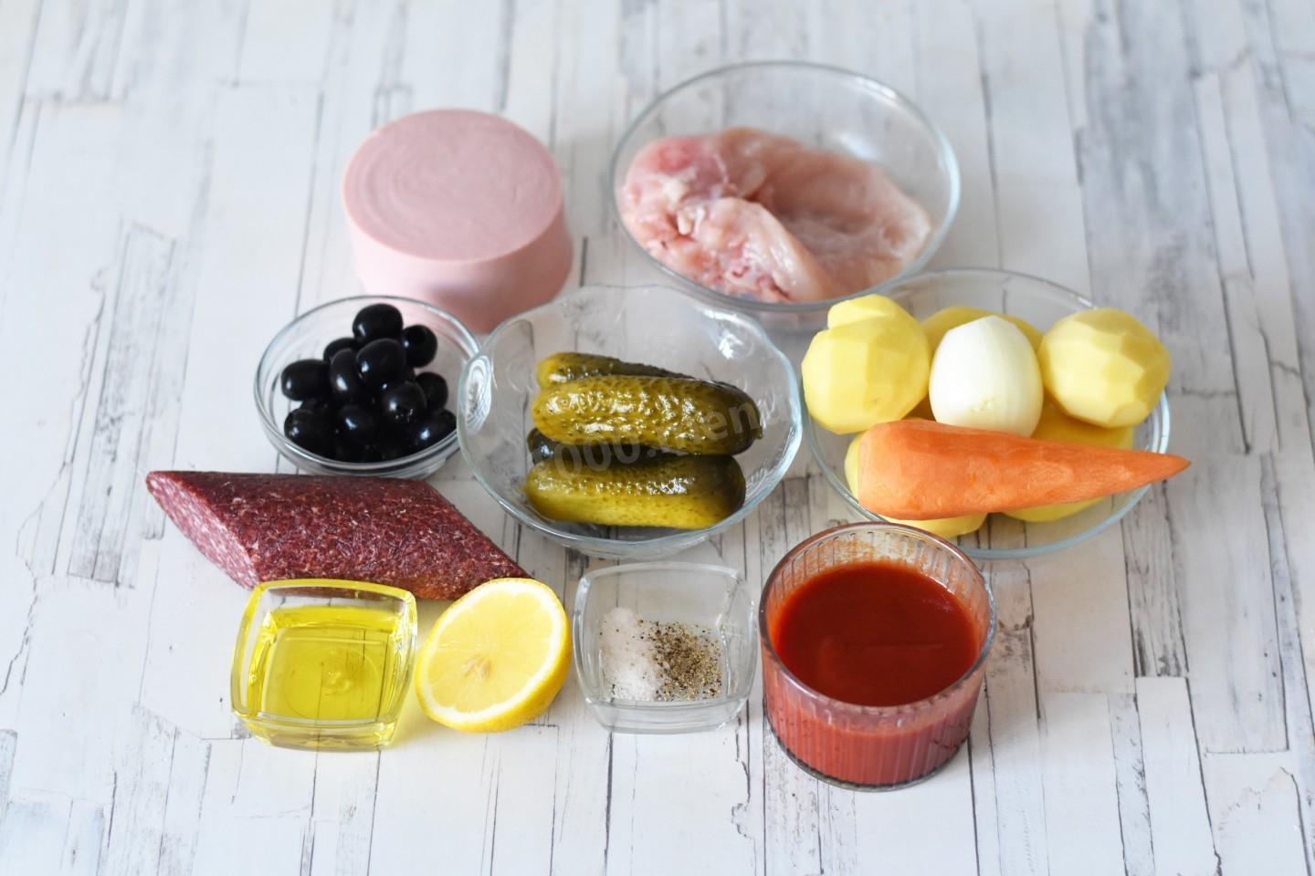 Шаг 1 приготовления Солянка с курицей  колбасой и картошкой