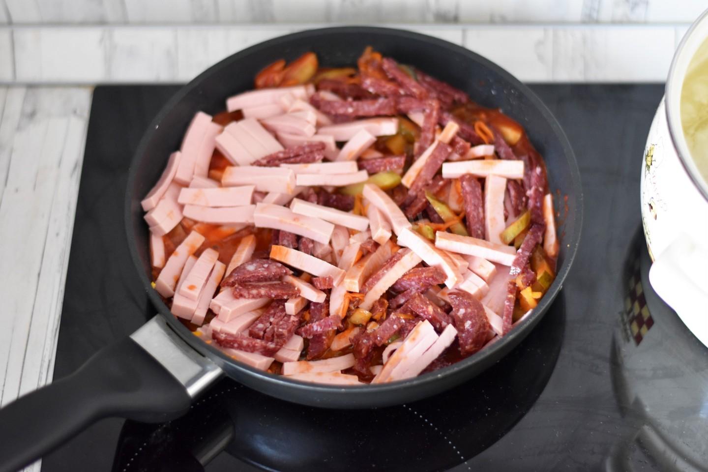 Шаг 13 приготовления Солянка с курицей  колбасой и картошкой