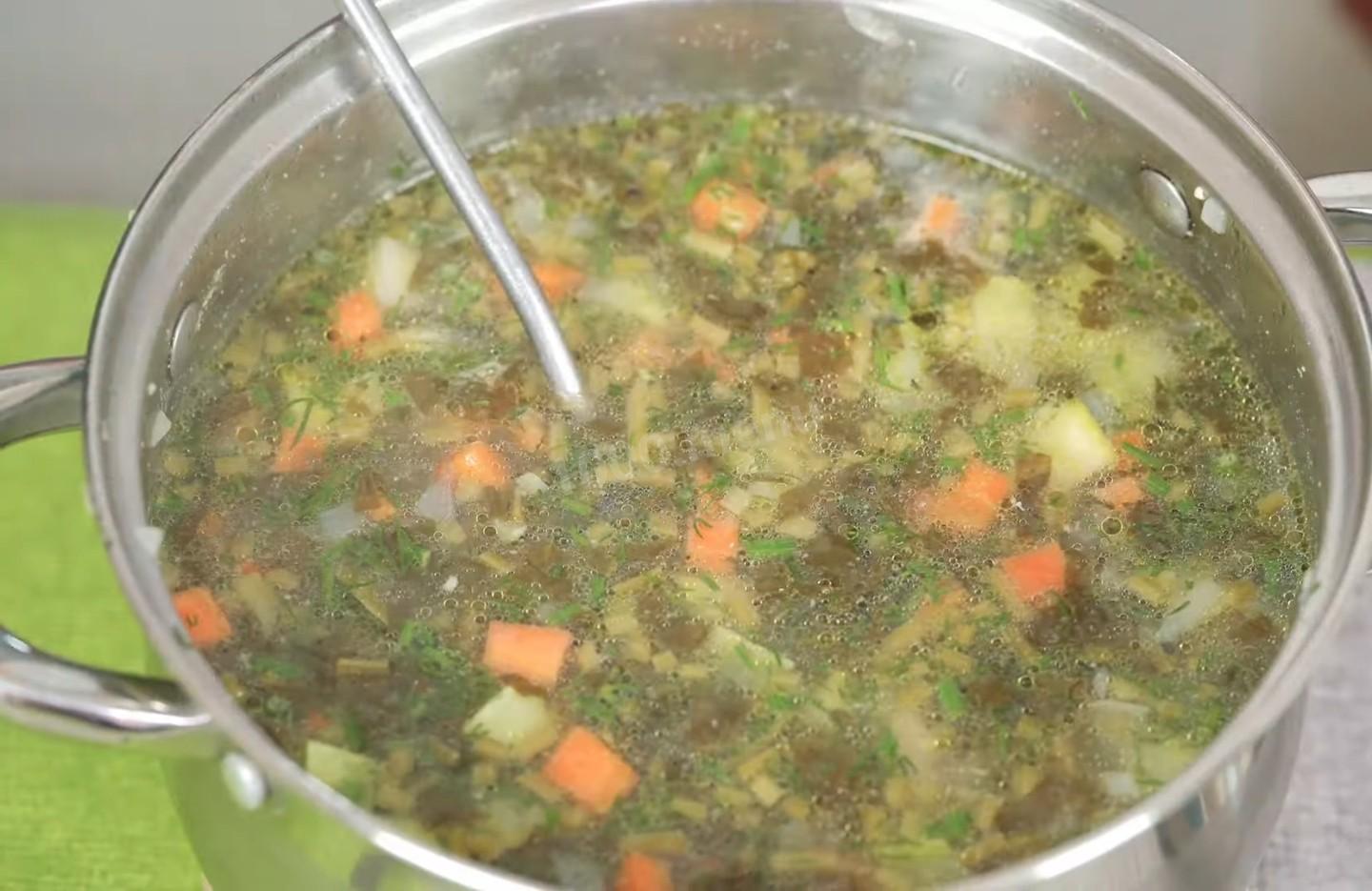 Шаг 12 приготовления Щавелевый суп с курицей и яйцом