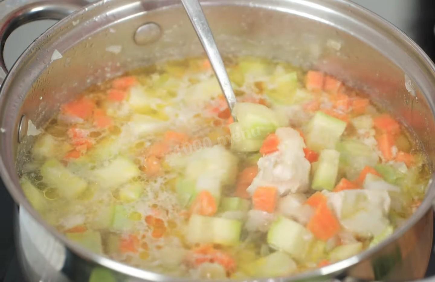 Шаг 8 приготовления Щавелевый суп с курицей и яйцом