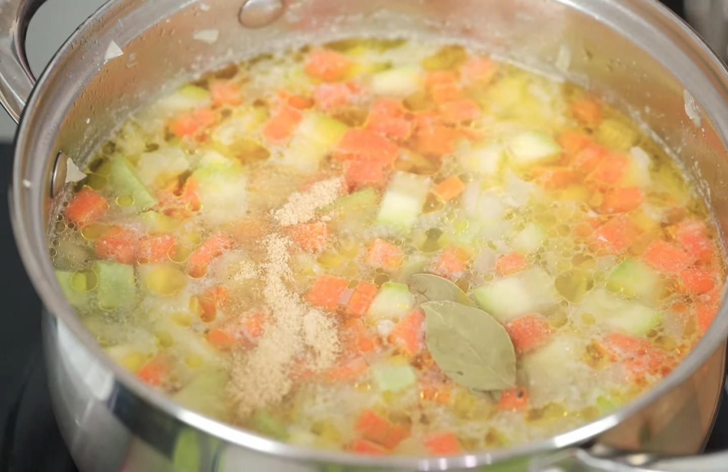 Шаг 9 приготовления Щавелевый суп с курицей и яйцом