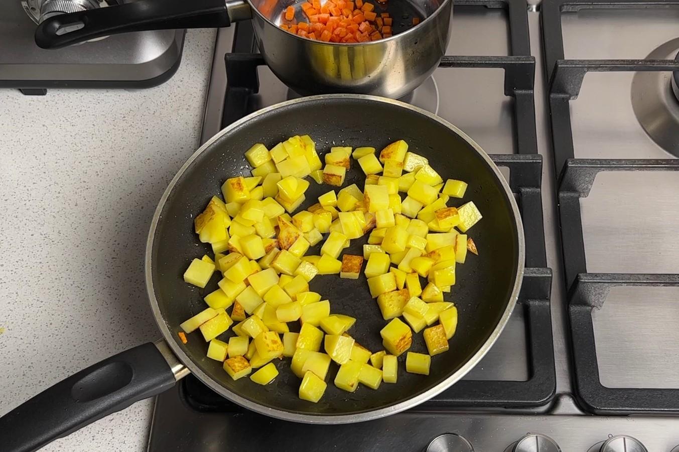 Шаг 6 приготовления Суп из картошки и моркови