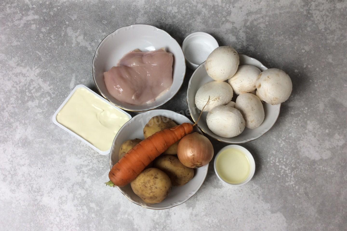 Шаг 1 приготовления Сырный суп с курицей и грибами