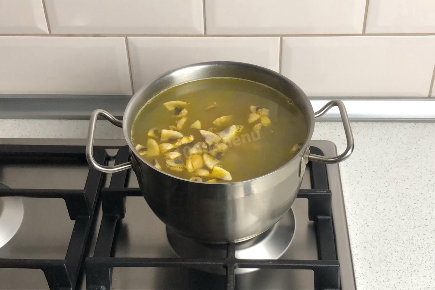 Шаг 10 приготовления Сырный суп с курицей и грибами