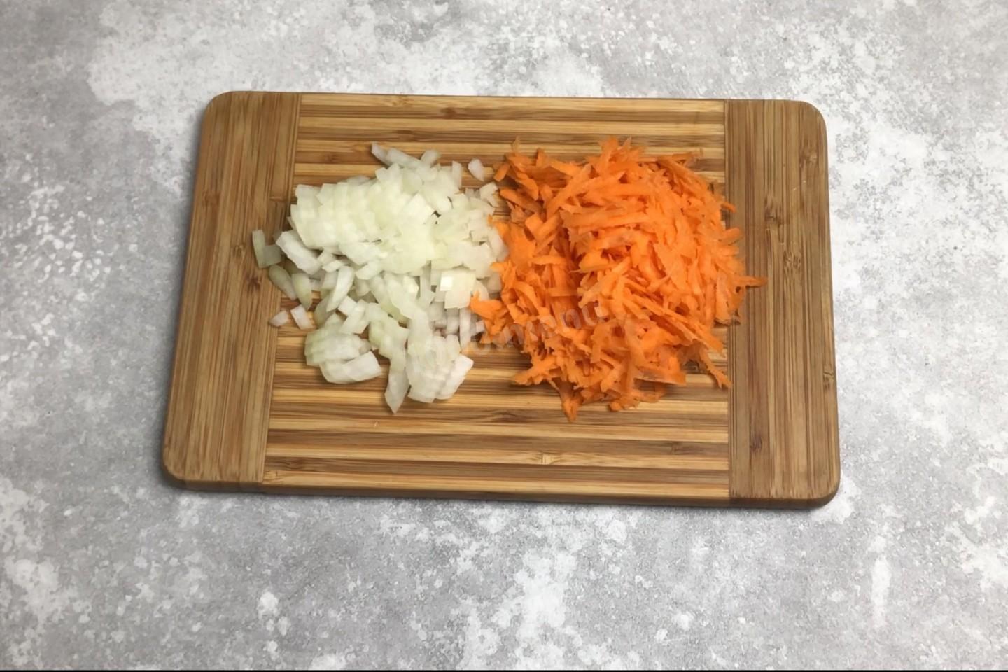 Шаг 3 приготовления Сырный суп с курицей и грибами