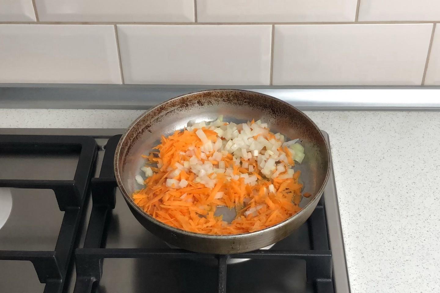 Шаг 4 приготовления Сырный суп с курицей и грибами